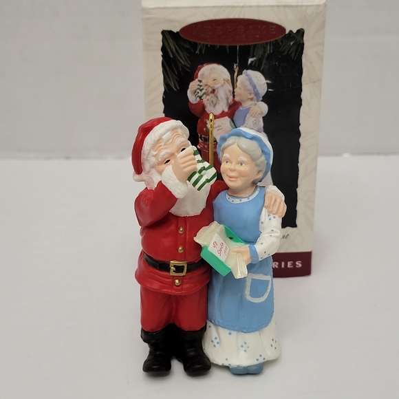 Hallmark Keepsake Vintage 1994 A Handwarming Present Mr & Mrs Claus Collector - Picture 1 of 1